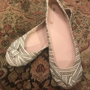 Cute white and gray striped flats